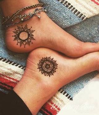 Tatuaż z henny to tymczasowa grafika, która pozostaje na skórze na ok. 2 tygodnie. Ciekawe wzory o różnorodnych formach ekspozycji na ciele mogą być wstępem do realizacji tatuażu permanentnego. 