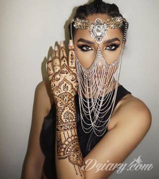 Tatuaż z henny to tymczasowa grafika, która pozostaje na skórze na ok. 2 tygodnie. Ciekawe wzory o różnorodnych formach ekspozycji na ciele mogą być wstępem do realizacji tatuażu permanentnego. 