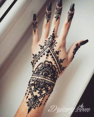 Tatuaż z henny to tymczasowa grafika, która pozostaje na skórze na ok. 2 tygodnie. Ciekawe wzory o różnorodnych formach ekspozycji na ciele mogą być wstępem do realizacji tatuażu permanentnego. 