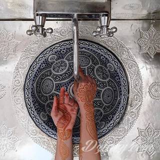 Tatuaż z henny to tymczasowa grafika, która pozostaje na skórze na ok. 2 tygodnie. Ciekawe wzory o różnorodnych formach ekspozycji na ciele mogą być wstępem do realizacji tatuażu permanentnego. 