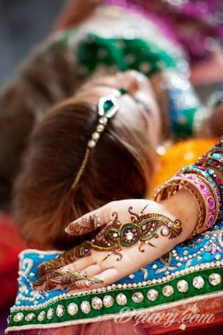 Tatuaż z henny to tymczasowa grafika, która pozostaje na skórze na ok. 2 tygodnie. Ciekawe wzory o różnorodnych formach ekspozycji na ciele mogą być wstępem do realizacji tatuażu permanentnego. 