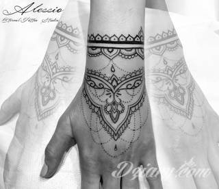 Tatuaż z henny to tymczasowa grafika, która pozostaje na skórze na ok. 2 tygodnie. Ciekawe wzory o różnorodnych formach ekspozycji na ciele mogą być wstępem do realizacji tatuażu permanentnego. 