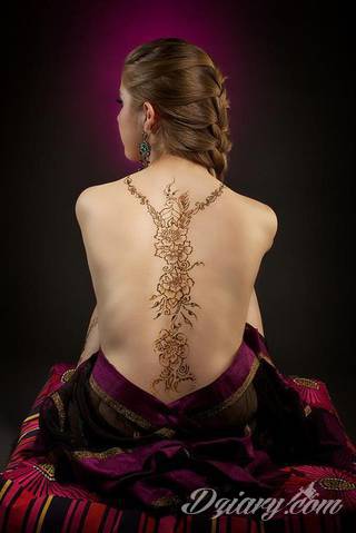 Tatuaż z henny to tymczasowa grafika, która pozostaje na skórze na ok. 2 tygodnie. Ciekawe wzory o różnorodnych formach ekspozycji na ciele mogą być wstępem do realizacji tatuażu permanentnego. 