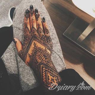 Tatuaż z henny to tymczasowa grafika, która pozostaje na skórze na ok. 2 tygodnie. Ciekawe wzory o różnorodnych formach ekspozycji na ciele mogą być wstępem do realizacji tatuażu permanentnego. 