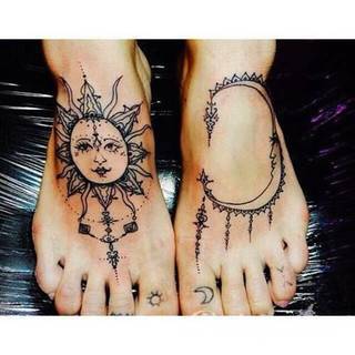 Tatuaż z henny to tymczasowa grafika, która pozostaje na skórze na ok. 2 tygodnie. Ciekawe wzory o różnorodnych formach ekspozycji na ciele mogą być wstępem do realizacji tatuażu permanentnego. 