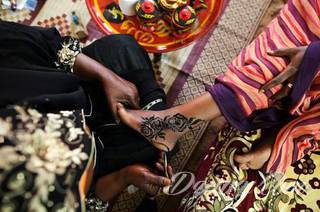 Tatuaż z henny to tymczasowa grafika, która pozostaje na skórze na ok. 2 tygodnie. Ciekawe wzory o różnorodnych formach ekspozycji na ciele mogą być wstępem do realizacji tatuażu permanentnego. 