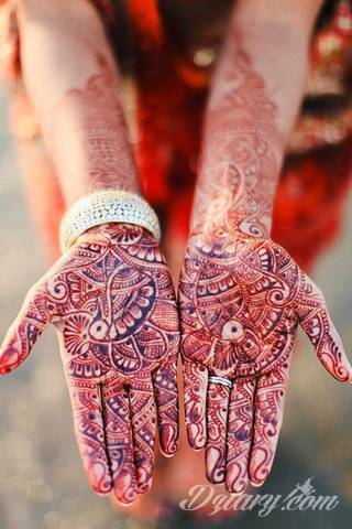 Tatuaż z henny to tymczasowa grafika, która pozostaje na skórze na ok. 2 tygodnie. Ciekawe wzory o różnorodnych formach ekspozycji na ciele mogą być wstępem do realizacji tatuażu permanentnego. 