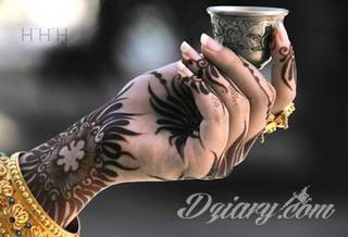 Tatuaż z henny to tymczasowa grafika, która pozostaje na skórze na ok. 2 tygodnie. Ciekawe wzory o różnorodnych formach ekspozycji na ciele mogą być wstępem do realizacji tatuażu permanentnego. 