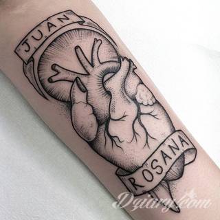 Tatuaże z imionami uważane są za jedną z najbardziej osobistych form ozdoby ciała. Imiona - opisywane kursywą czy specyficzną czcionką - przepięknie wyglądają w zestawach. Tworzone w ten sposób opisane imiona dzieci na skórze to wyjątkowa pamiątka na całe życie. 