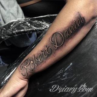 Tatuaże z imionami uważane są za jedną z najbardziej osobistych form ozdoby ciała. Imiona - opisywane kursywą czy specyficzną czcionką - przepięknie wyglądają w zestawach. Tworzone w ten sposób opisane imiona dzieci na skórze to wyjątkowa pamiątka na całe życie. 