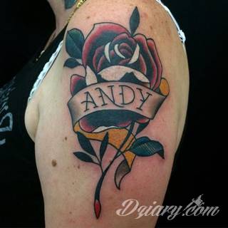 Tatuaże z imionami uważane są za jedną z najbardziej osobistych form ozdoby ciała. Imiona - opisywane kursywą czy specyficzną czcionką - przepięknie wyglądają w zestawach. Tworzone w ten sposób opisane imiona dzieci na skórze to wyjątkowa pamiątka na całe życie. 