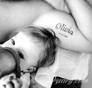 Tatuaże z imionami uważane są za jedną z najbardziej osobistych form ozdoby ciała. Imiona - opisywane kursywą czy specyficzną czcionką - przepięknie wyglądają w zestawach. Tworzone w ten sposób opisane imiona dzieci na skórze to wyjątkowa pamiątka na całe życie. 