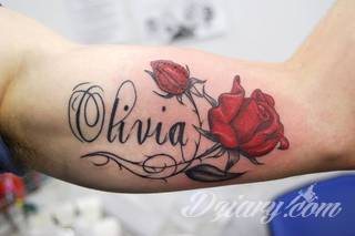 Tatuaże z imionami uważane są za jedną z najbardziej osobistych form ozdoby ciała. Imiona - opisywane kursywą czy specyficzną czcionką - przepięknie wyglądają w zestawach. Tworzone w ten sposób opisane imiona dzieci na skórze to wyjątkowa pamiątka na całe życie. 