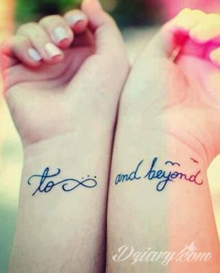 Tatuaże z imionami uważane są za jedną z najbardziej osobistych form ozdoby ciała. Imiona - opisywane kursywą czy specyficzną czcionką - przepięknie wyglądają w zestawach. Tworzone w ten sposób opisane imiona dzieci na skórze to wyjątkowa pamiątka na całe życie. 