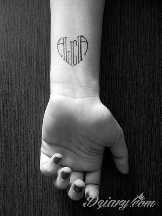 Tatuaże z imionami uważane są za jedną z najbardziej osobistych form ozdoby ciała. Imiona - opisywane kursywą czy specyficzną czcionką - przepięknie wyglądają w zestawach. Tworzone w ten sposób opisane imiona dzieci na skórze to wyjątkowa pamiątka na całe życie. 