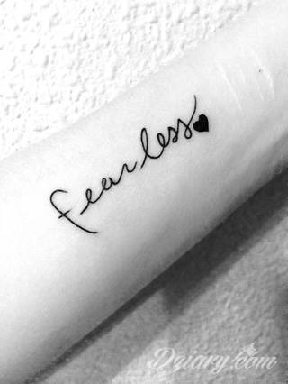 Tatuaże z imionami uważane są za jedną z najbardziej osobistych form ozdoby ciała. Imiona - opisywane kursywą czy specyficzną czcionką - przepięknie wyglądają w zestawach. Tworzone w ten sposób opisane imiona dzieci na skórze to wyjątkowa pamiątka na całe życie. 