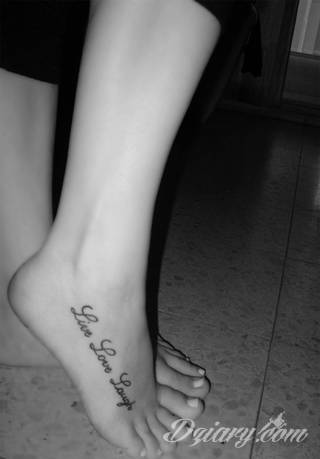 Tatuaże z imionami uważane są za jedną z najbardziej osobistych form ozdoby ciała. Imiona - opisywane kursywą czy specyficzną czcionką - przepięknie wyglądają w zestawach. Tworzone w ten sposób opisane imiona dzieci na skórze to wyjątkowa pamiątka na całe życie. 