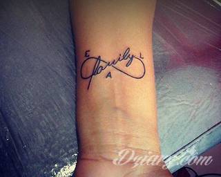 Tatuaże z imionami uważane są za jedną z najbardziej osobistych form ozdoby ciała. Imiona - opisywane kursywą czy specyficzną czcionką - przepięknie wyglądają w zestawach. Tworzone w ten sposób opisane imiona dzieci na skórze to wyjątkowa pamiątka na całe życie. 