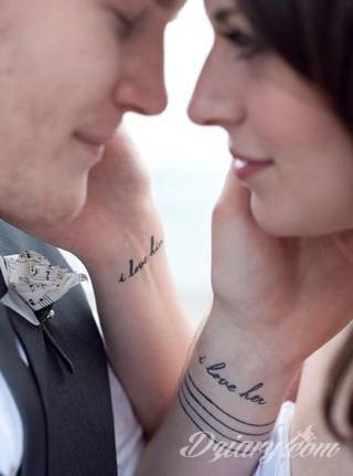 Tatuaże z imionami uważane są za jedną z najbardziej osobistych form ozdoby ciała. Imiona - opisywane kursywą czy specyficzną czcionką - przepięknie wyglądają w zestawach. Tworzone w ten sposób opisane imiona dzieci na skórze to wyjątkowa pamiątka na całe życie. 