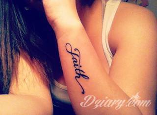 Tatuaże z imionami uważane są za jedną z najbardziej osobistych form ozdoby ciała. Imiona - opisywane kursywą czy specyficzną czcionką - przepięknie wyglądają w zestawach. Tworzone w ten sposób opisane imiona dzieci na skórze to wyjątkowa pamiątka na całe życie. 