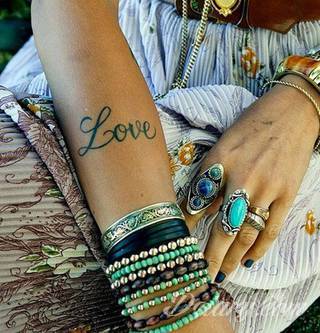 Tatuaże z imionami uważane są za jedną z najbardziej osobistych form ozdoby ciała. Imiona - opisywane kursywą czy specyficzną czcionką - przepięknie wyglądają w zestawach. Tworzone w ten sposób opisane imiona dzieci na skórze to wyjątkowa pamiątka na całe życie. 