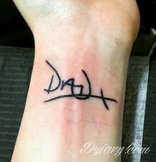 Tatuaże z imionami uważane są za jedną z najbardziej osobistych form ozdoby ciała. Imiona - opisywane kursywą czy specyficzną czcionką - przepięknie wyglądają w zestawach. Tworzone w ten sposób opisane imiona dzieci na skórze to wyjątkowa pamiątka na całe życie. 