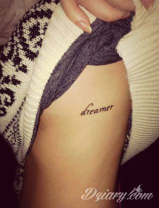 Tatuaże z imionami uważane są za jedną z najbardziej osobistych form ozdoby ciała. Imiona - opisywane kursywą czy specyficzną czcionką - przepięknie wyglądają w zestawach. Tworzone w ten sposób opisane imiona dzieci na skórze to wyjątkowa pamiątka na całe życie. 