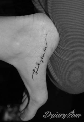 Tatuaże z imionami uważane są za jedną z najbardziej osobistych form ozdoby ciała. Imiona - opisywane kursywą czy specyficzną czcionką - przepięknie wyglądają w zestawach. Tworzone w ten sposób opisane imiona dzieci na skórze to wyjątkowa pamiątka na całe życie. 