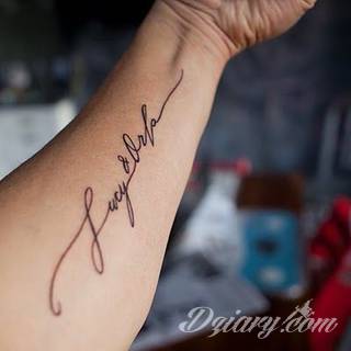 Tatuaże z imionami uważane są za jedną z najbardziej osobistych form ozdoby ciała. Imiona - opisywane kursywą czy specyficzną czcionką - przepięknie wyglądają w zestawach. Tworzone w ten sposób opisane imiona dzieci na skórze to wyjątkowa pamiątka na całe życie. 