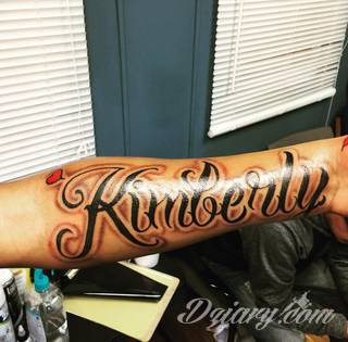 Tatuaże z imionami uważane są za jedną z najbardziej osobistych form ozdoby ciała. Imiona - opisywane kursywą czy specyficzną czcionką - przepięknie wyglądają w zestawach. Tworzone w ten sposób opisane imiona dzieci na skórze to wyjątkowa pamiątka na całe życie. 