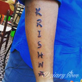 Tatuaże z imionami uważane są za jedną z najbardziej osobistych form ozdoby ciała. Imiona - opisywane kursywą czy specyficzną czcionką - przepięknie wyglądają w zestawach. Tworzone w ten sposób opisane imiona dzieci na skórze to wyjątkowa pamiątka na całe życie. 