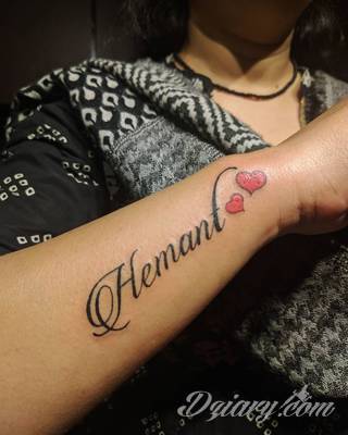 Tatuaże z imionami uważane są za jedną z najbardziej osobistych form ozdoby ciała. Imiona - opisywane kursywą czy specyficzną czcionką - przepięknie wyglądają w zestawach. Tworzone w ten sposób opisane imiona dzieci na skórze to wyjątkowa pamiątka na całe życie. 