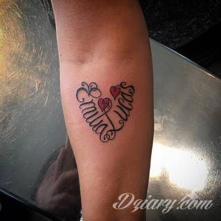 Tatuaże z imionami uważane są za jedną z najbardziej osobistych form ozdoby ciała. Imiona - opisywane kursywą czy specyficzną czcionką - przepięknie wyglądają w zestawach. Tworzone w ten sposób opisane imiona dzieci na skórze to wyjątkowa pamiątka na całe życie. 