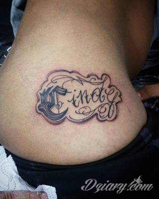 Tatuaże z imionami uważane są za jedną z najbardziej osobistych form ozdoby ciała. Imiona - opisywane kursywą czy specyficzną czcionką - przepięknie wyglądają w zestawach. Tworzone w ten sposób opisane imiona dzieci na skórze to wyjątkowa pamiątka na całe życie. 