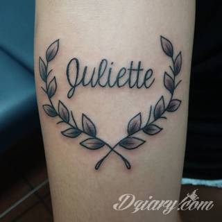 Tatuaże z imionami uważane są za jedną z najbardziej osobistych form ozdoby ciała. Imiona - opisywane kursywą czy specyficzną czcionką - przepięknie wyglądają w zestawach. Tworzone w ten sposób opisane imiona dzieci na skórze to wyjątkowa pamiątka na całe życie. 