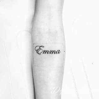 Tatuaże z imionami uważane są za jedną z najbardziej osobistych form ozdoby ciała. Imiona - opisywane kursywą czy specyficzną czcionką - przepięknie wyglądają w zestawach. Tworzone w ten sposób opisane imiona dzieci na skórze to wyjątkowa pamiątka na całe życie. 