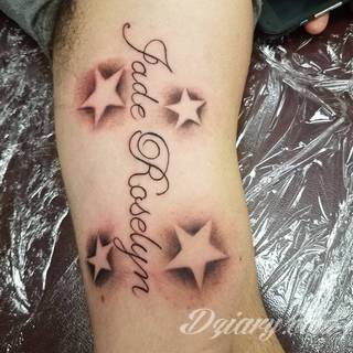 Tatuaże z imionami uważane są za jedną z najbardziej osobistych form ozdoby ciała. Imiona - opisywane kursywą czy specyficzną czcionką - przepięknie wyglądają w zestawach. Tworzone w ten sposób opisane imiona dzieci na skórze to wyjątkowa pamiątka na całe życie. 