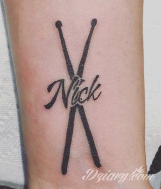 Tatuaże z imionami uważane są za jedną z najbardziej osobistych form ozdoby ciała. Imiona - opisywane kursywą czy specyficzną czcionką - przepięknie wyglądają w zestawach. Tworzone w ten sposób opisane imiona dzieci na skórze to wyjątkowa pamiątka na całe życie. 