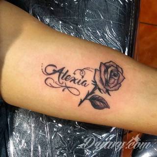 Tatuaże z imionami uważane są za jedną z najbardziej osobistych form ozdoby ciała. Imiona - opisywane kursywą czy specyficzną czcionką - przepięknie wyglądają w zestawach. Tworzone w ten sposób opisane imiona dzieci na skórze to wyjątkowa pamiątka na całe życie. 