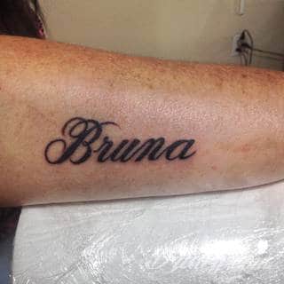 Tatuaże z imionami uważane są za jedną z najbardziej osobistych form ozdoby ciała. Imiona - opisywane kursywą czy specyficzną czcionką - przepięknie wyglądają w zestawach. Tworzone w ten sposób opisane imiona dzieci na skórze to wyjątkowa pamiątka na całe życie. 