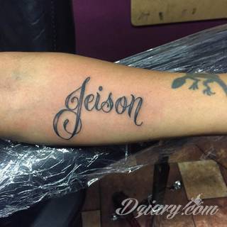 Tatuaże z imionami uważane są za jedną z najbardziej osobistych form ozdoby ciała. Imiona - opisywane kursywą czy specyficzną czcionką - przepięknie wyglądają w zestawach. Tworzone w ten sposób opisane imiona dzieci na skórze to wyjątkowa pamiątka na całe życie. 