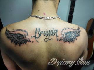 Tatuaże z imionami uważane są za jedną z najbardziej osobistych form ozdoby ciała. Imiona - opisywane kursywą czy specyficzną czcionką - przepięknie wyglądają w zestawach. Tworzone w ten sposób opisane imiona dzieci na skórze to wyjątkowa pamiątka na całe życie. 