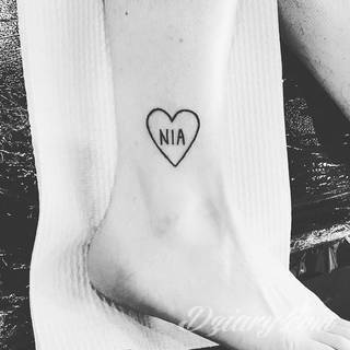 Tatuaże z imionami uważane są za jedną z najbardziej osobistych form ozdoby ciała. Imiona - opisywane kursywą czy specyficzną czcionką - przepięknie wyglądają w zestawach. Tworzone w ten sposób opisane imiona dzieci na skórze to wyjątkowa pamiątka na całe życie. 