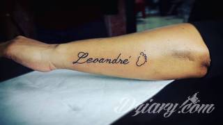 Tatuaże z imionami uważane są za jedną z najbardziej osobistych form ozdoby ciała. Imiona - opisywane kursywą czy specyficzną czcionką - przepięknie wyglądają w zestawach. Tworzone w ten sposób opisane imiona dzieci na skórze to wyjątkowa pamiątka na całe życie. 