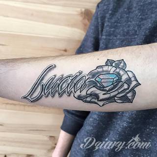 Tatuaże z imionami uważane są za jedną z najbardziej osobistych form ozdoby ciała. Imiona - opisywane kursywą czy specyficzną czcionką - przepięknie wyglądają w zestawach. Tworzone w ten sposób opisane imiona dzieci na skórze to wyjątkowa pamiątka na całe życie. 