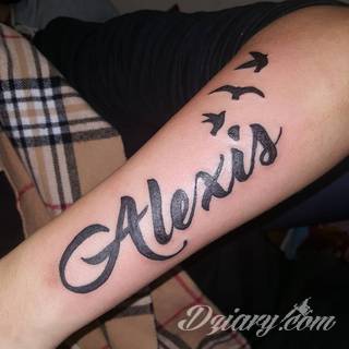 Tatuaże z imionami uważane są za jedną z najbardziej osobistych form ozdoby ciała. Imiona - opisywane kursywą czy specyficzną czcionką - przepięknie wyglądają w zestawach. Tworzone w ten sposób opisane imiona dzieci na skórze to wyjątkowa pamiątka na całe życie. 