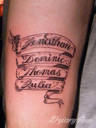 Tatuaże z imionami uważane są za jedną z najbardziej osobistych form ozdoby ciała. Imiona - opisywane kursywą czy specyficzną czcionką - przepięknie wyglądają w zestawach. Tworzone w ten sposób opisane imiona dzieci na skórze to wyjątkowa pamiątka na całe życie. 