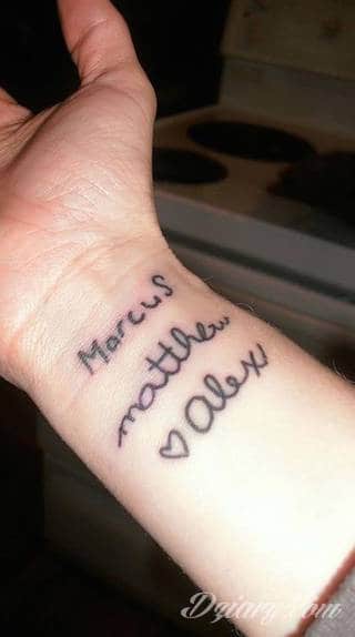 Tatuaże z imionami uważane są za jedną z najbardziej osobistych form ozdoby ciała. Imiona - opisywane kursywą czy specyficzną czcionką - przepięknie wyglądają w zestawach. Tworzone w ten sposób opisane imiona dzieci na skórze to wyjątkowa pamiątka na całe życie. 