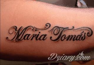 Tatuaże z imionami uważane są za jedną z najbardziej osobistych form ozdoby ciała. Imiona - opisywane kursywą czy specyficzną czcionką - przepięknie wyglądają w zestawach. Tworzone w ten sposób opisane imiona dzieci na skórze to wyjątkowa pamiątka na całe życie. 