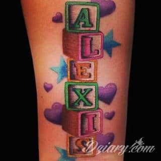 Tatuaże z imionami uważane są za jedną z najbardziej osobistych form ozdoby ciała. Imiona - opisywane kursywą czy specyficzną czcionką - przepięknie wyglądają w zestawach. Tworzone w ten sposób opisane imiona dzieci na skórze to wyjątkowa pamiątka na całe życie. 